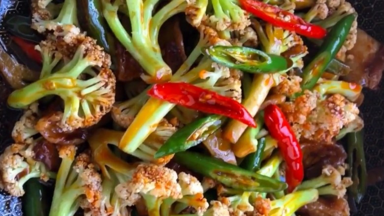 干锅有机花菜炒肉片,美食做好