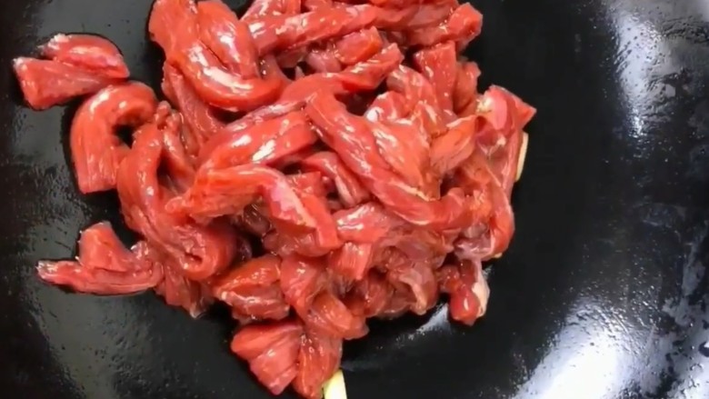麻辣牛肉干,抓拌均匀腌制一下