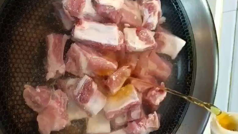 排骨炖土豆,凉水下锅加入料酒