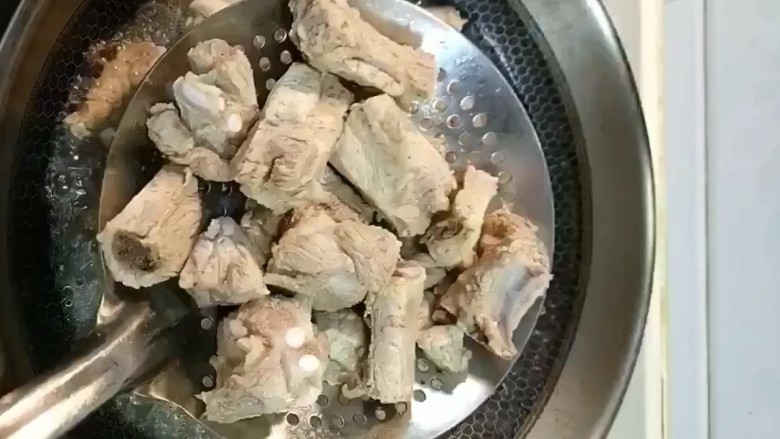 排骨炖土豆,焯水捞出清洗干净控干水分