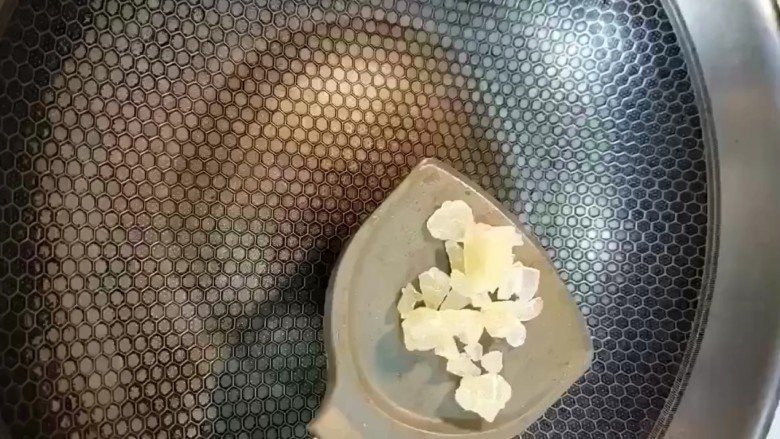 排骨炖土豆,起锅烧油放入<a style='color:red;display:inline-block;' href='/shicai/ 866'>冰糖</a>小火慢炒