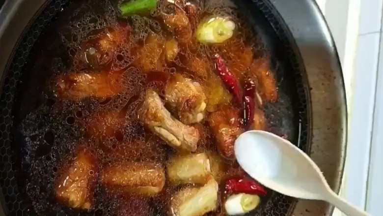 排骨炖土豆,加入葱姜，花椒，<a style='color:red;display:inline-block;' href='/shicai/ 695'>八角</a>，<a style='color:red;display:inline-block;' href='/shicai/ 710'>桂皮</a>，<a style='color:red;display:inline-block;' href='/shicai/ 788'>生抽</a>，<a style='color:red;display:inline-block;' href='/shicai/ 762'>老抽</a>，适量清水没过排骨，盐，<a style='color:red;display:inline-block;' href='/shicai/ 756'>鸡精</a>