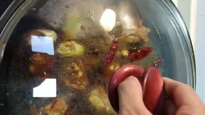 排骨炖土豆,盖上锅盖小火炖三十分钟