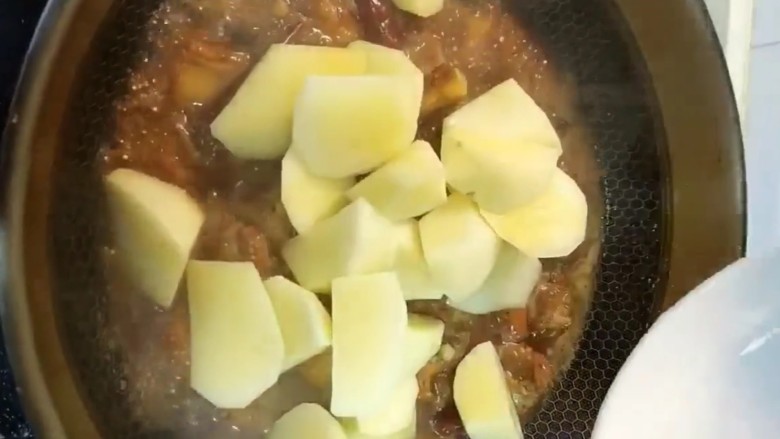 排骨炖土豆,放入<a style='color:red;display:inline-block;' href='/shicai/ 23'>土豆</a>再炖十分钟