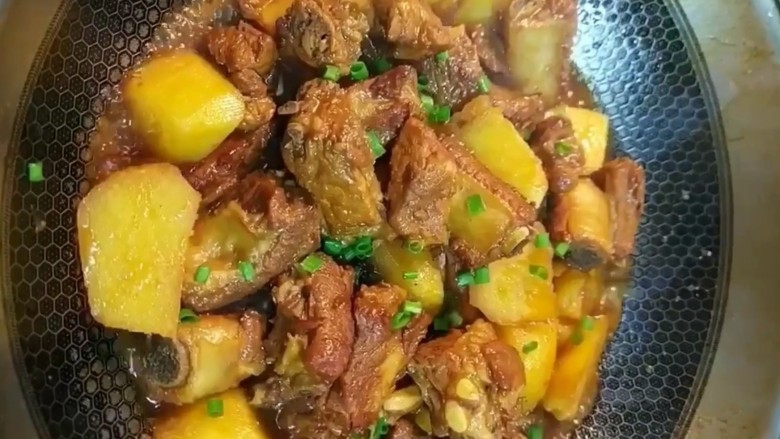 排骨炖土豆,起锅撒上葱花即可