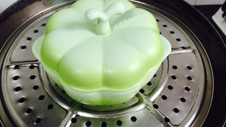 秋葵蒸蛋,盖上盖子或是保鲜膜,然后盖上锅盖中火蒸十二分钟