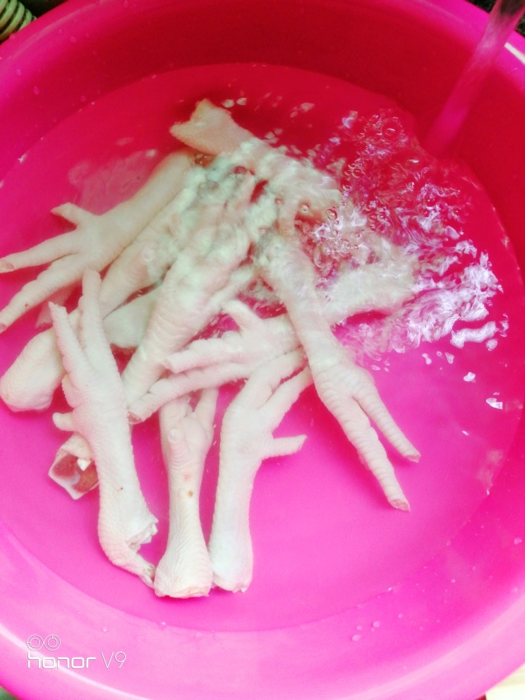 电饭锅鸡爪,用水洗干净