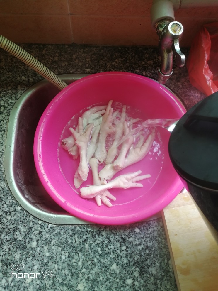 电饭锅鸡爪,再用开水洗一次,然后再用水洗一次(这步骤重新再洗一次)