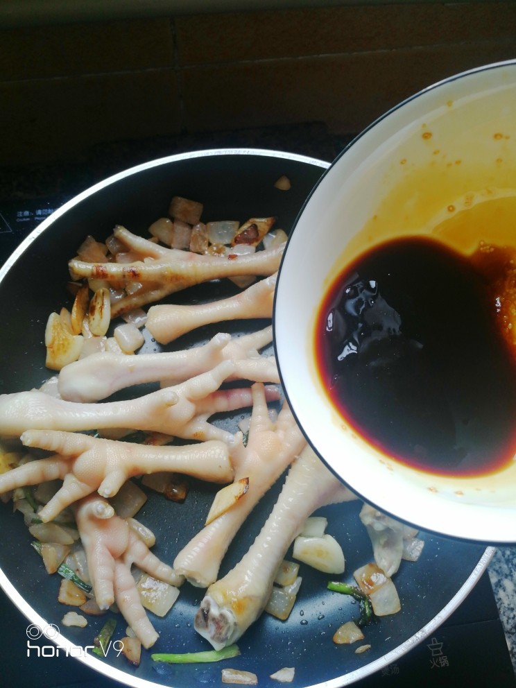 电饭锅鸡爪,鸡爪煎成金黄,放入调好的酱料。