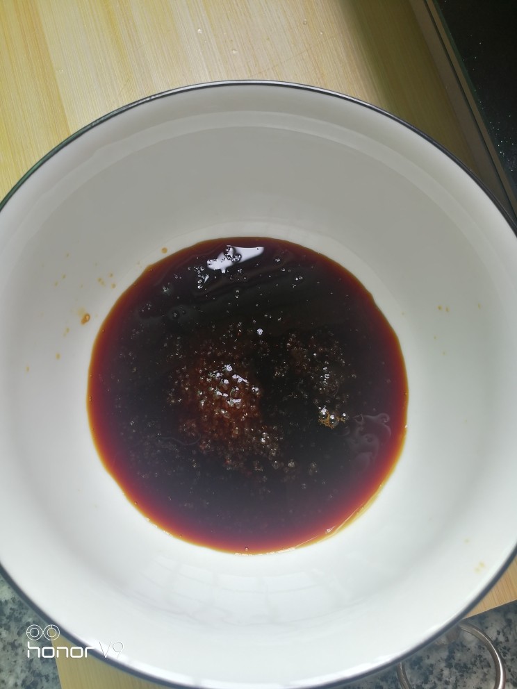 电饭锅鸡爪,用个碗放<a style='color:red;display:inline-block;' href='/shicai/ 721'>蚝油</a>，<a style='color:red;display:inline-block;' href='/shicai/ 692'>酱油</a>，少许<a style='color:red;display:inline-block;' href='/shicai/ 10588'>糖</a>，拌匀备用