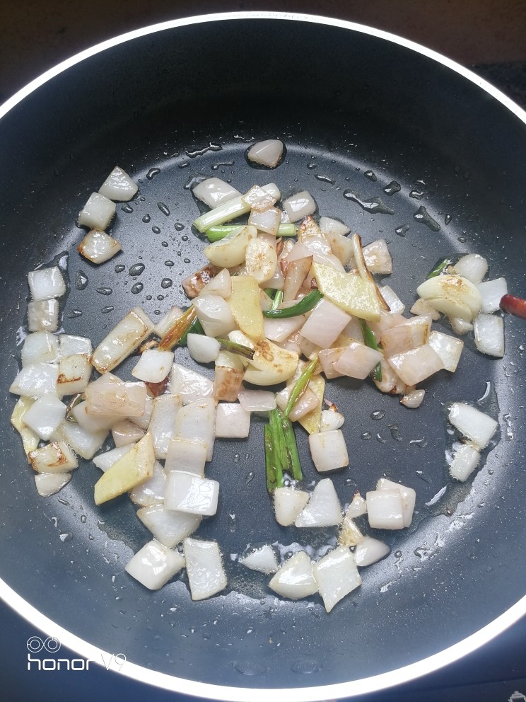 电饭锅鸡爪,爆炒成这样子