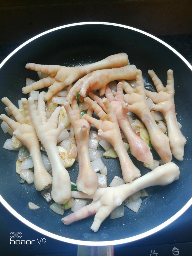 电饭锅鸡爪,放入鸡爪