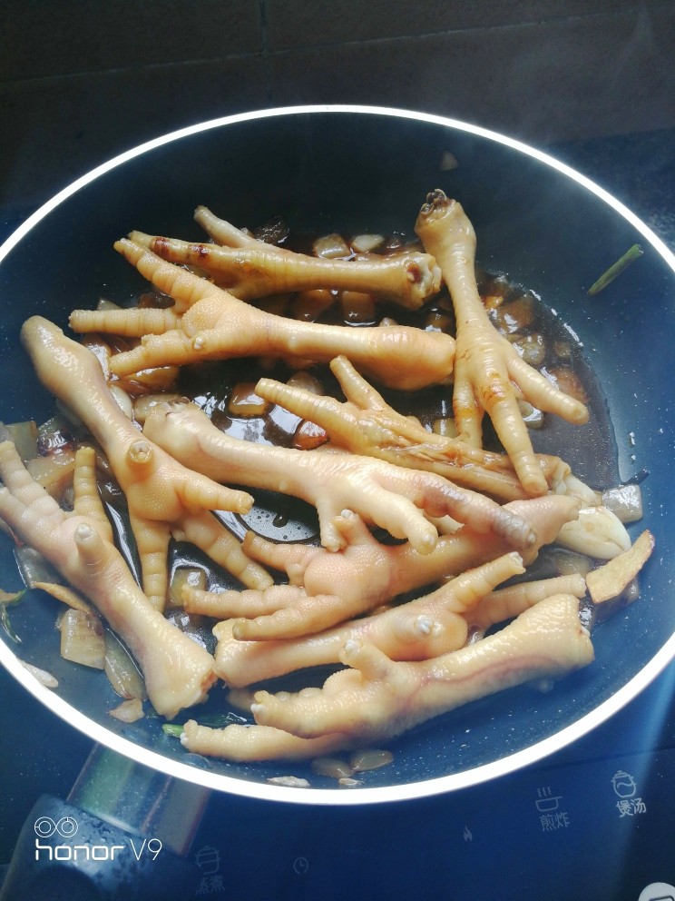 电饭锅鸡爪,翻匀