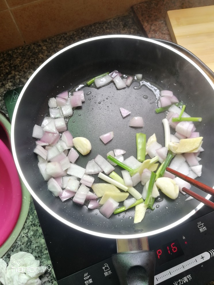 电饭锅鸡爪,放入切好的配料