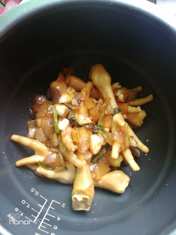 电饭锅鸡爪,放入电饭锅内胆