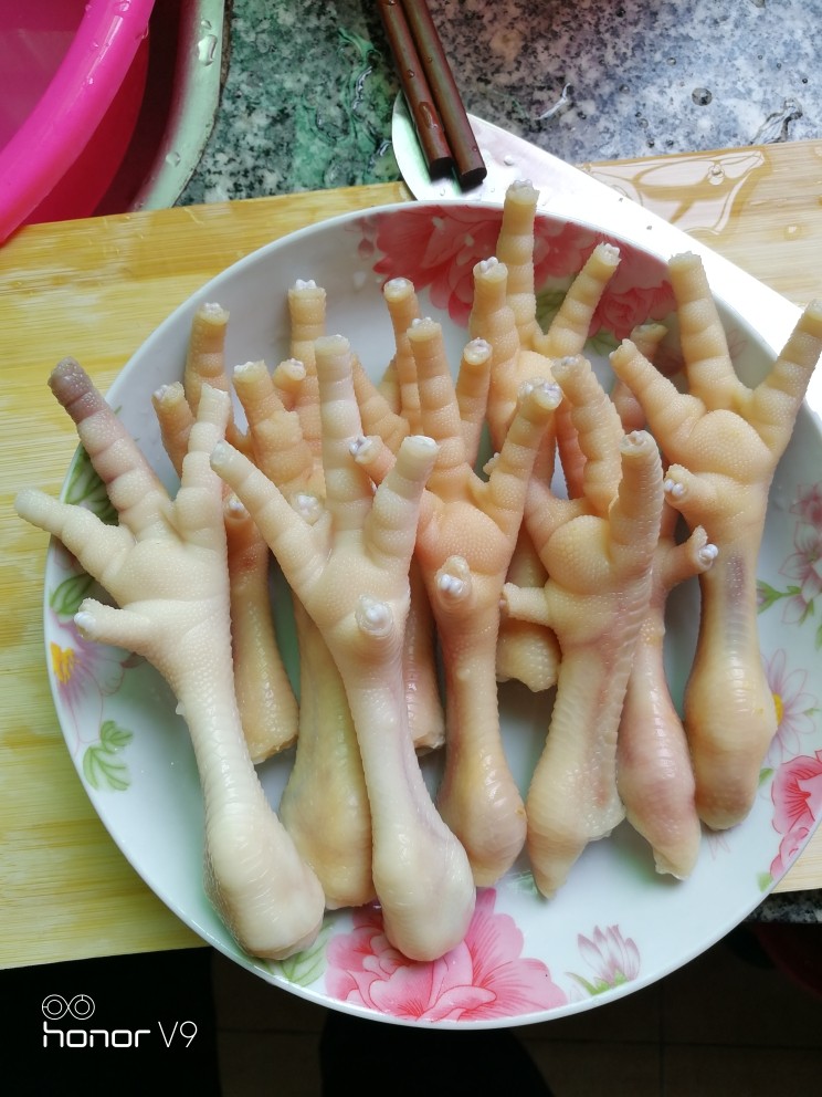 电饭锅鸡爪,洗好的鸡爪装盘备用
