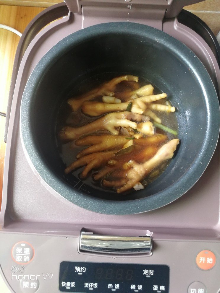 电饭锅鸡爪,加水