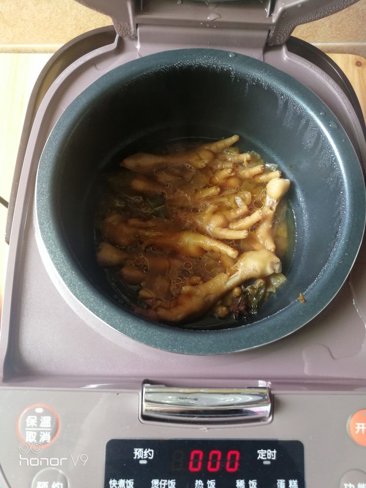 电饭锅鸡爪,滴滴滴,30分钟到了。