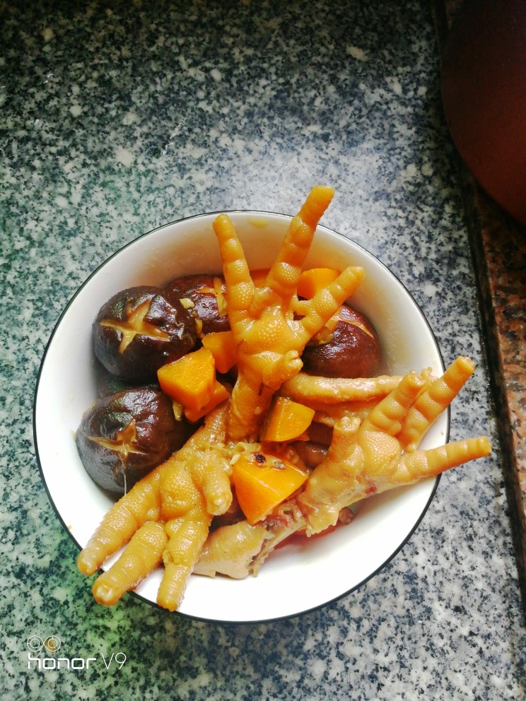 电饭锅鸡爪,装盘,开吃。