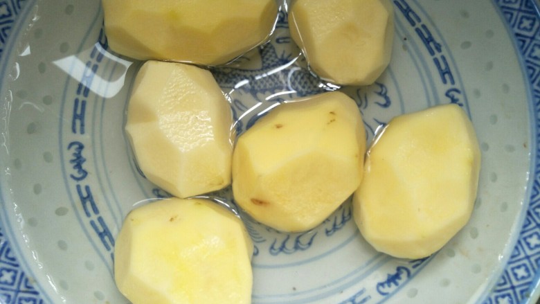 红烧土豆鹌鹑蛋,土豆洗干净去皮