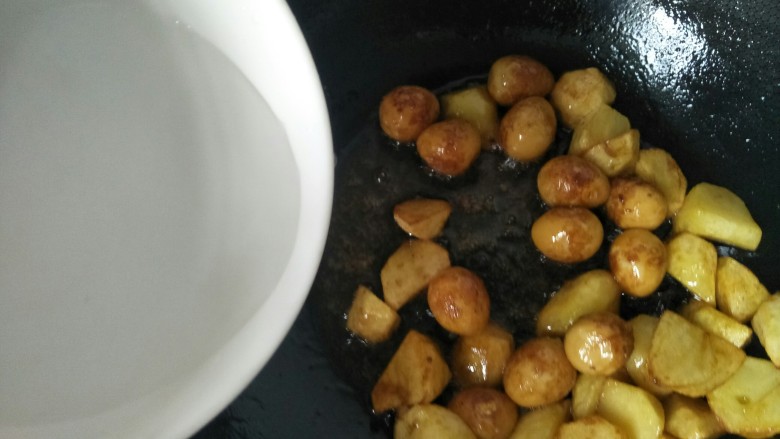 红烧土豆鹌鹑蛋,放入小半碗水