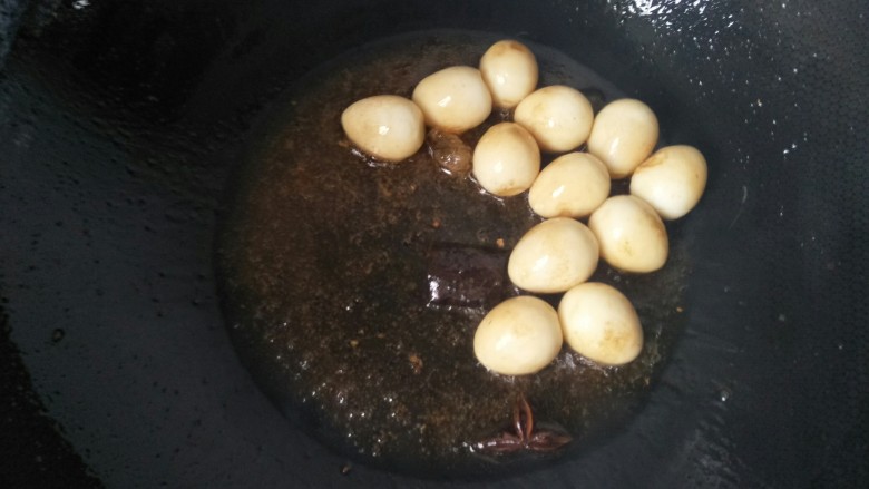 红烧土豆鹌鹑蛋,放入鹌鹑蛋抄均匀。