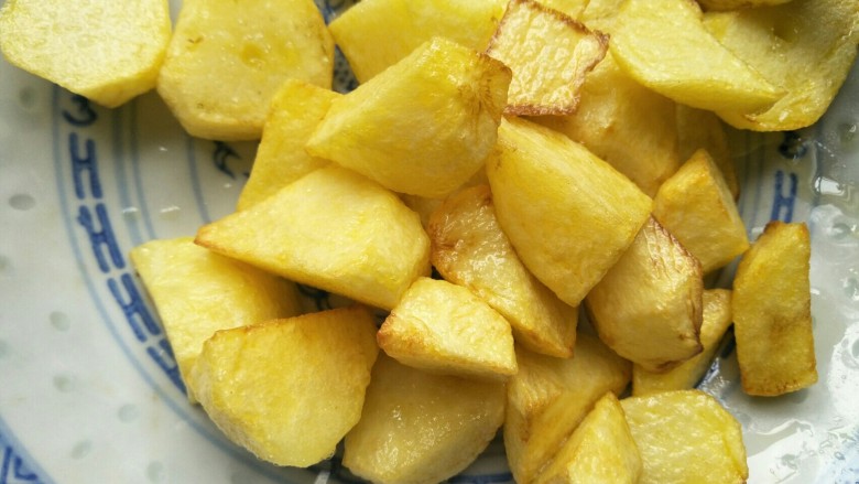红烧土豆鹌鹑蛋,炸好的土豆捞起来。