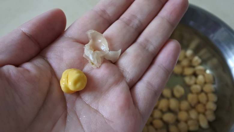 煎南美虾球配意式墨汁海鲜烩饭, 鹰嘴豆洗净,泡一晚,去皮