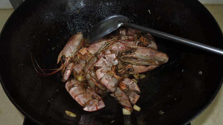 煎南美虾球配意式墨汁海鲜烩饭,橄榄油炒香虾头和虾皮和蒜,