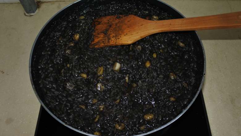 煎南美虾球配意式墨汁海鲜烩饭,把米煮粘稠,但不要收干汤汁,稍微湿润一点,取出香叶