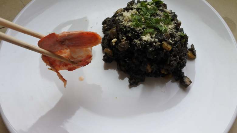 煎南美虾球配意式墨汁海鲜烩饭,在旁边码上虾球即可