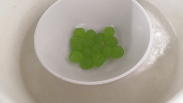 Q糖蛋奶布丁,煮开后,放入QQ糖碗