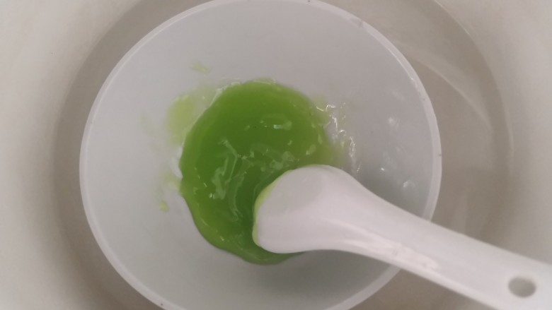 Q糖蛋奶布丁,时间到,开盖,搅拌一下,融化的QQ糖,备用