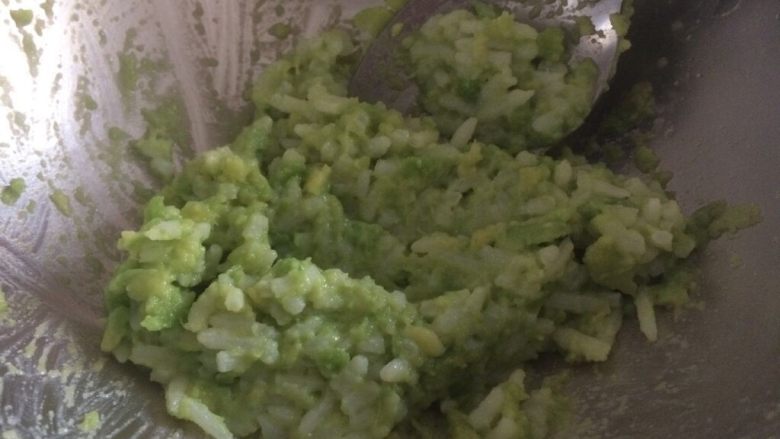 小盆友喜欢的西瓜饭团,剩下的米饭加一点糖,和牛油果泥混合成绿色米饭;