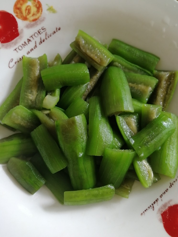 凉拌丝瓜,水微开捞出丝瓜,控干水份。
