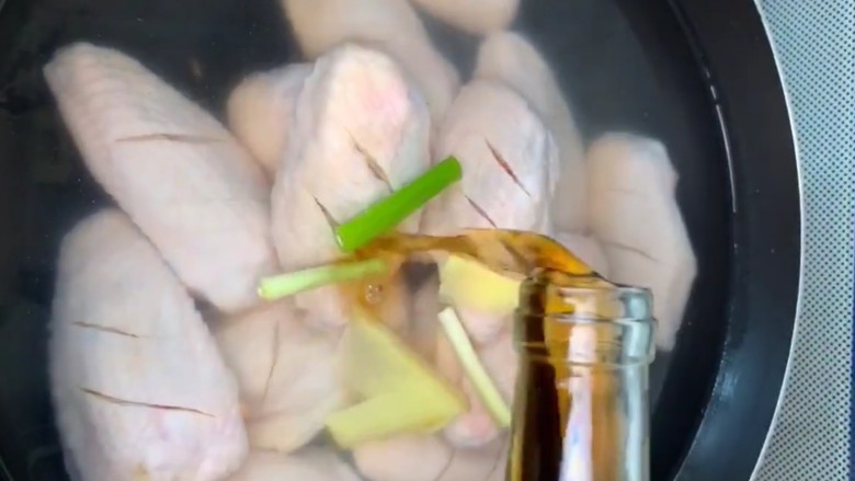 可乐鸡翅,凉水下锅加葱姜，料酒煮出血沫