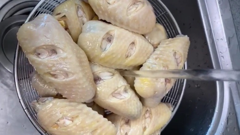 可乐鸡翅,捞出清洗干净控干水分
