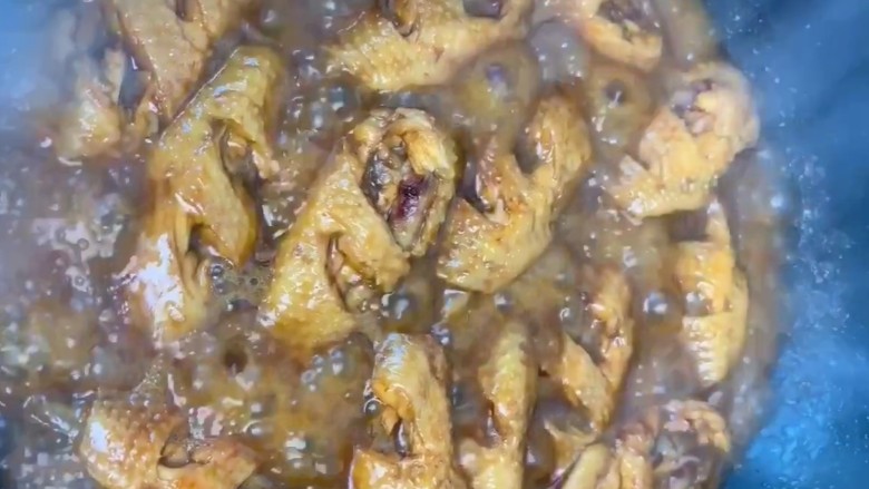 可乐鸡翅,开盖大火收干汤汁出锅即可