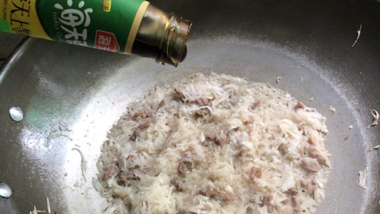白萝卜丝炒牛肉,水干剩少许,加入适量的盐、蚝油