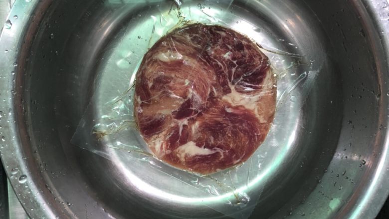白萝卜丝炒牛肉,把牛肉放入水中解冻(去市场买的新鲜牛肉就可以免去解冻步骤)