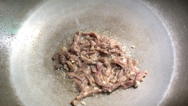 白萝卜丝炒牛肉,把牛肉条放入锅中翻炒几下