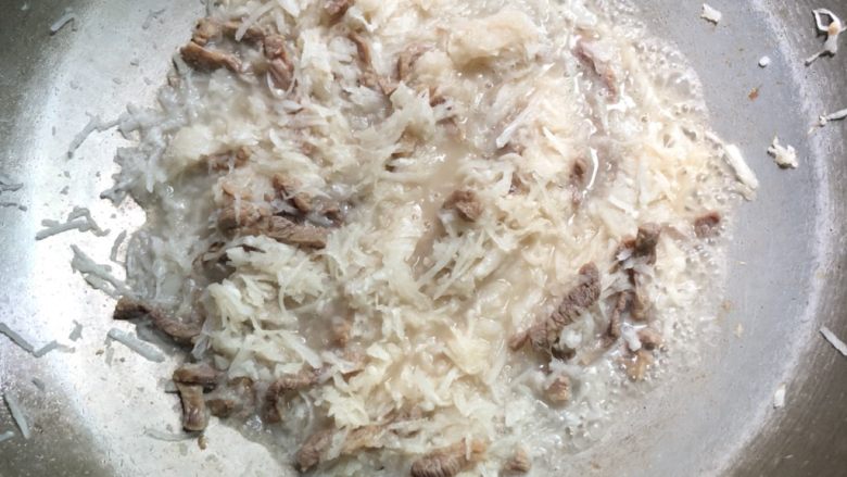 白萝卜丝炒牛肉,加入适量的水,盖上锅盖,途中开盖翻炒几下