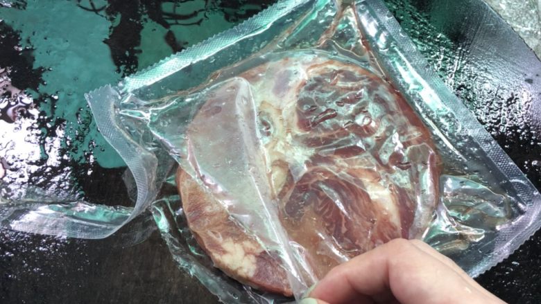 白萝卜丝炒牛肉,把解冻完的牛肉用剪刀✂把袋子剪开,牛肉拿出