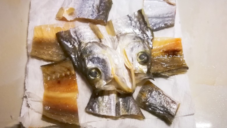 荷兰豆黄鱼干,放到厨房用纸上吸干水分 备用