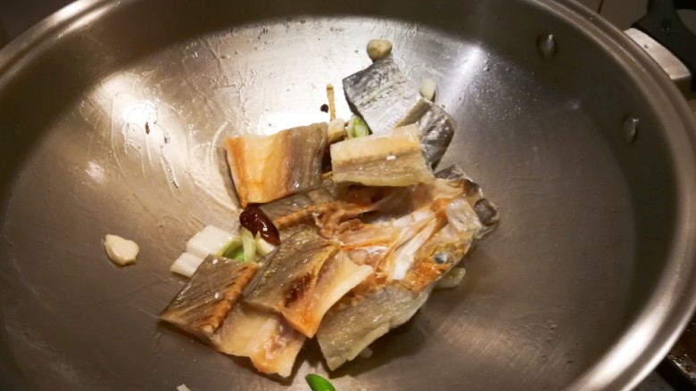 荷兰豆黄鱼干,出香味之后 依次放入葱蒜 鱼干