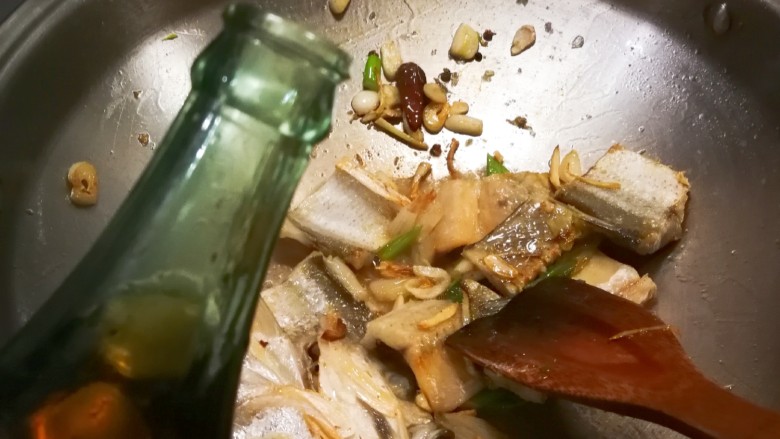 荷兰豆黄鱼干,翻炒至鱼干八分熟 放入<a style='color:red;display:inline-block;' href='/shicai/ 718'>料酒</a>烹制