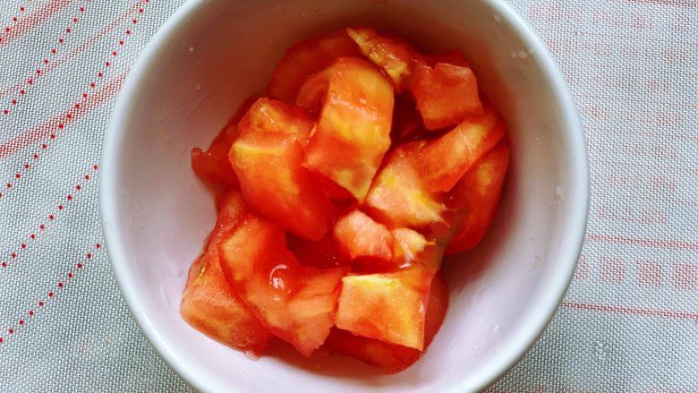 西红柿磨牙棒,首先准备好需要的食材，<a style='color:red;display:inline-block;' href='/shicai/ 3551'>西红柿</a>洗净去皮切小块备用，然后放入果汁杯里搅打成<a style='color:red;display:inline-block;' href='/shicai/ 3551'>西红柿</a>汁。