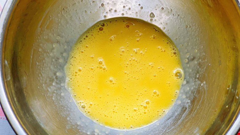 西红柿磨牙棒,碗里敲入1个<a style='color:red;display:inline-block;' href='/shicai/ 9'>鸡蛋</a>，再加入细砂糖，用手动打蛋器搅打均匀，搅拌至细砂糖融化。