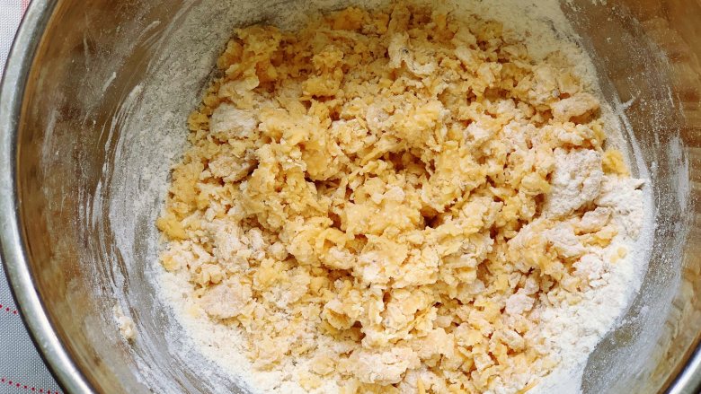 西红柿磨牙棒,然后加入低筋粉和熟的白芝麻，用筷子搅成棉絮状。