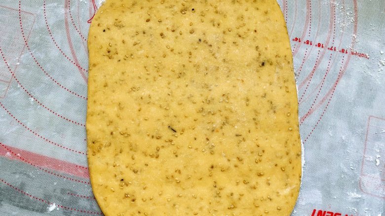 西红柿磨牙棒,取出松弛好的面团，表面撒一点干粉，用擀面杖擀成厚度约为0.5厘米的长方形面团。